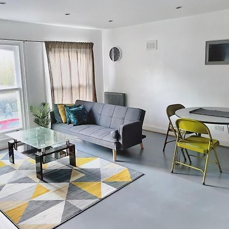 Lovely 2-Bedroom Serviced Apartment Greater Londra Esterno foto