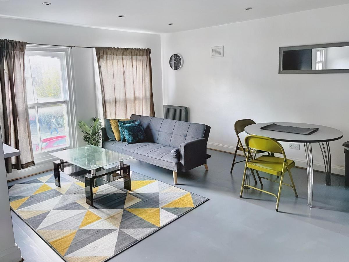 Lovely 2-Bedroom Serviced Apartment Greater Londra Esterno foto
