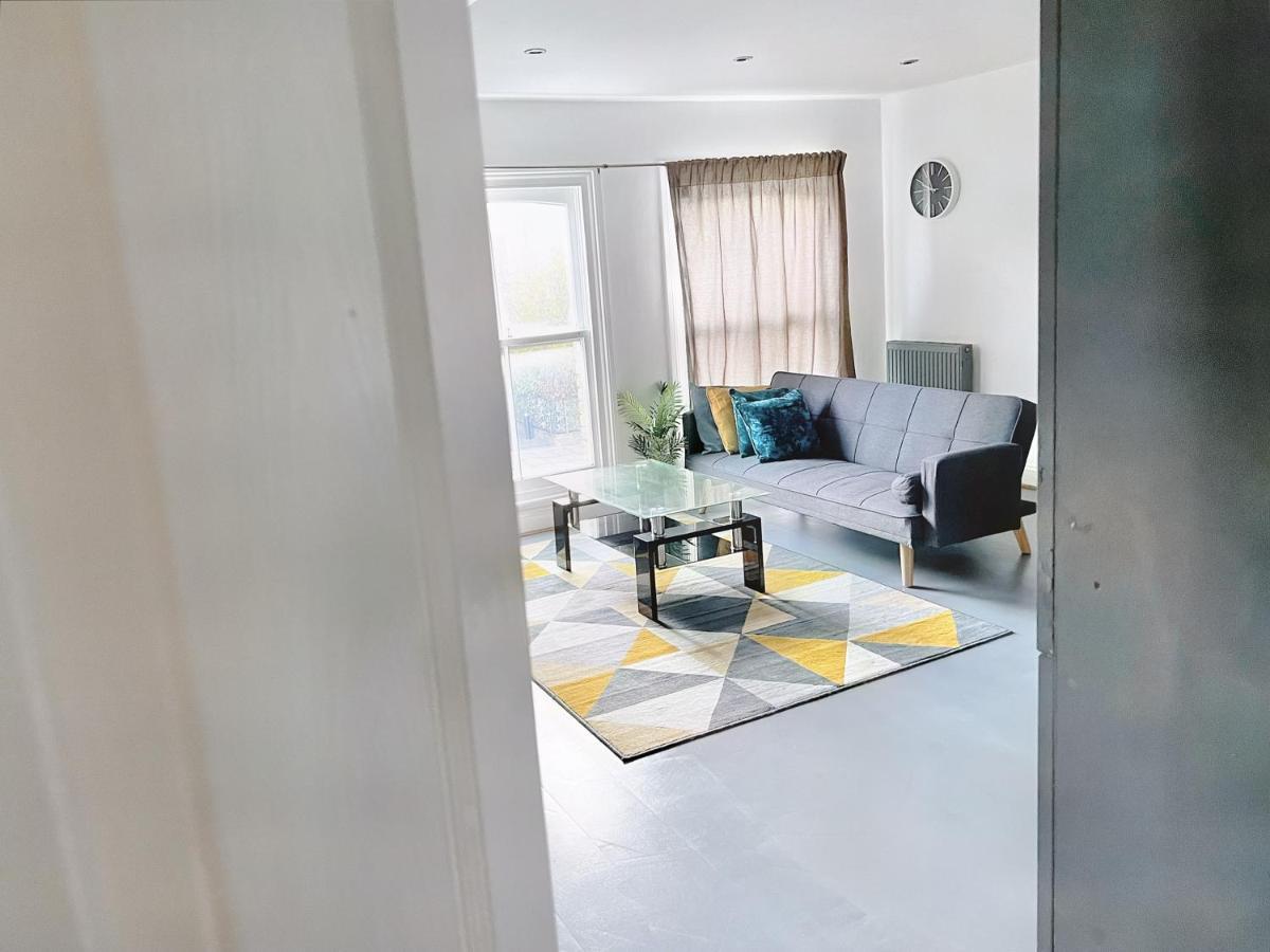 Lovely 2-Bedroom Serviced Apartment Greater Londra Esterno foto