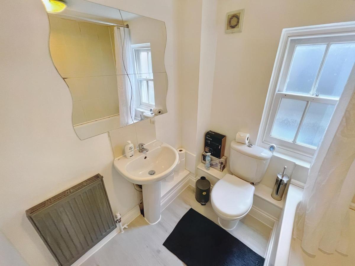 Lovely 2-Bedroom Serviced Apartment Greater Londra Esterno foto